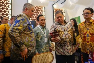 Menteri Koordinator Bidang Perekonomian Airlangga Hartarto dan Wakil Menteri Perdagangan Jeffry Sambuaga mengunjungi stan "Rendang Goes to Europe" Bella Group pada 18 Oktober 2023. Mereka mengapresiasi kerja sama antara perusahaan-perusahaan ini yang berpotensi meningkatkan perdagangan dan ekspor nasional.