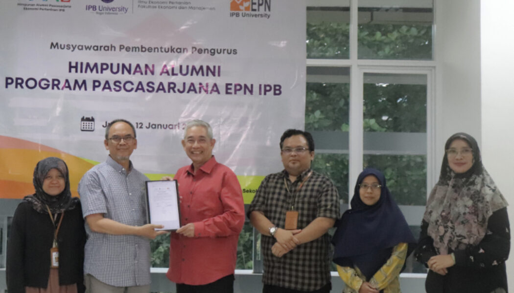 Berita acara pelantikan Ketua Umum AAAE terpilih Dr. Handito Joewono diserahkan oleh Ketua Program Studi Ilmu Ekonomi Pertanian Prof. Dr. Ir. Yusman Syaukat, M.Ec, didamping Ketua Departemen ESL IPB Dr. Adi Hadianto, SP, M.Si, dan Dr. Nia Kurniatiwati Hidayat, S.P., M.Si.